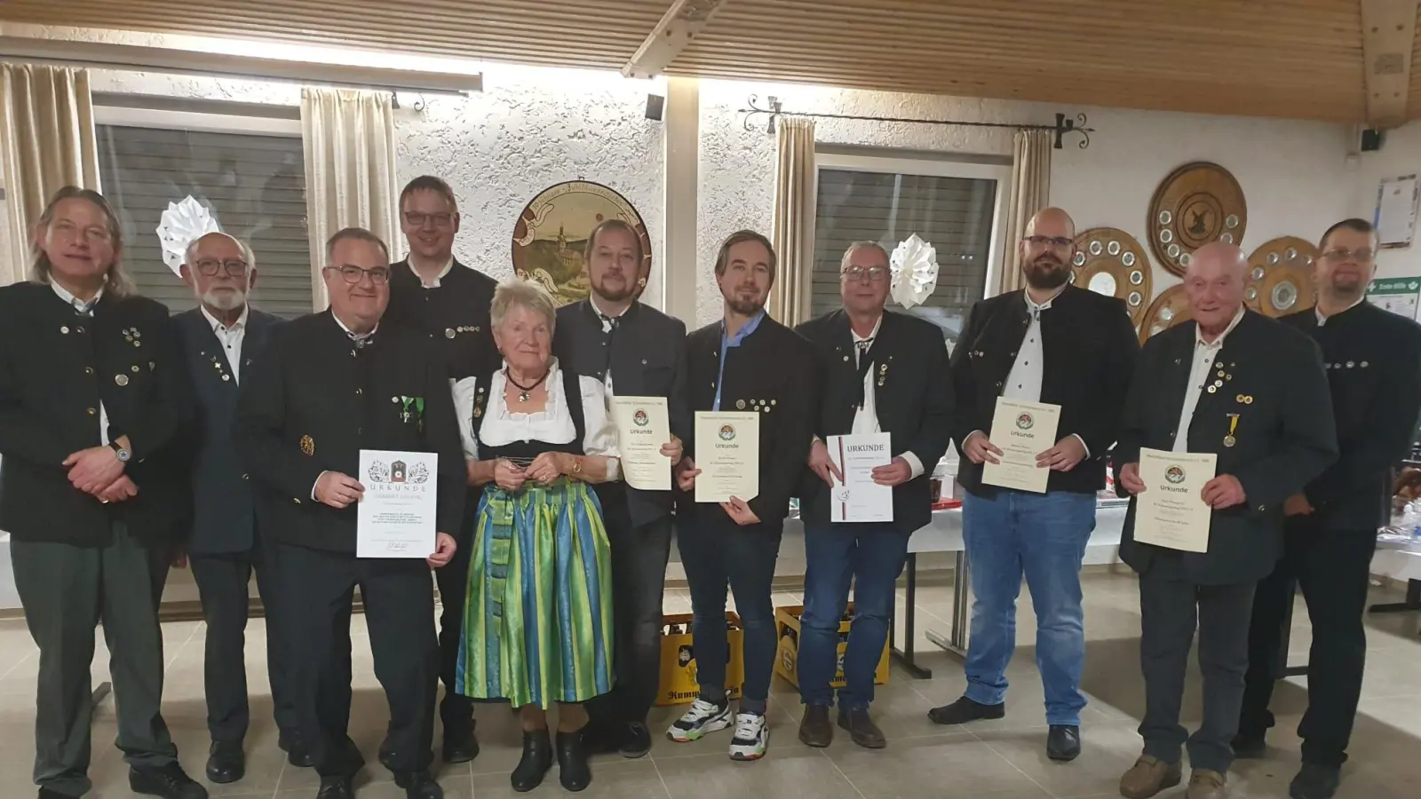 Die anwesenden Geehrten für langjährige Vereinszugehörigkeit und besondere Verdienste (von links), OSM Markus Böhm, Josef Donhauser, Herbert Ludwig, Michael Klier, Helga Donhauser, Alex Schledowetz, Kevin Franke, Gerhard Wiesgickl, Manuel Birner, Josef Wiesgickl und 1. SM Christian Hiltl. (Bild: Ullrich Koller)