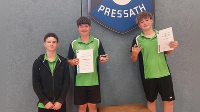 die Teilnehmer am Quali.-Turnier in Pressath<br>vo. li. Yannick Brill 6. Platz , Jonas Balk 2. Platz, Korbinian Hübbers 3.Platz (Bild: Erich Kneißl)