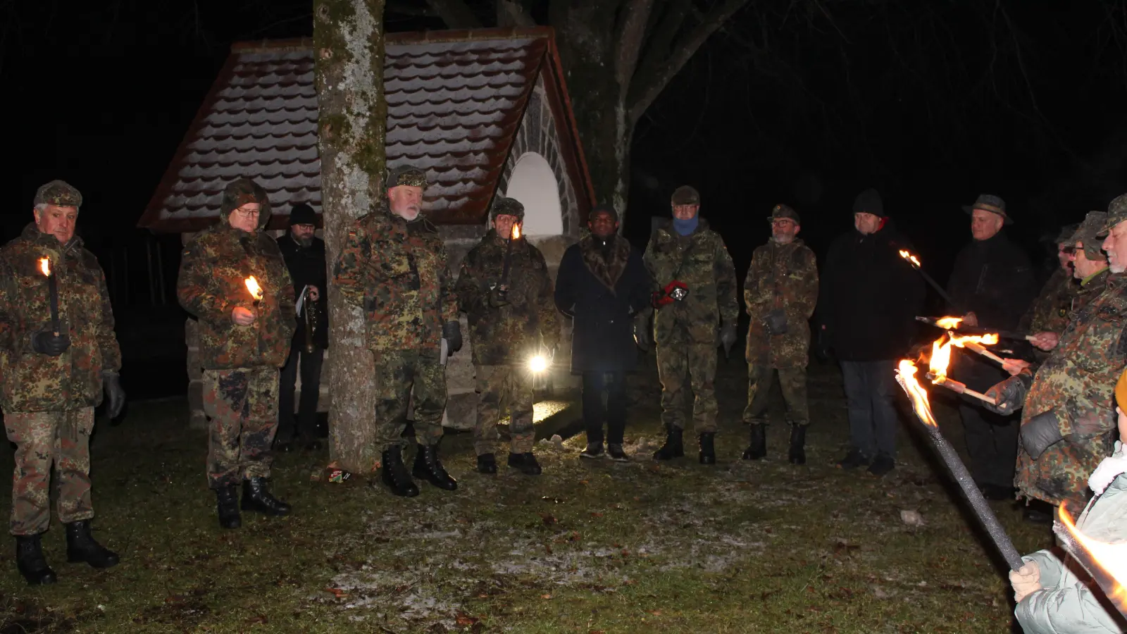 Die SRK Thanstein lud zur traditionellen Feldweihnacht an der Dreifaltigkeitskapelle ein. (Bild: Matthias Niebauer)