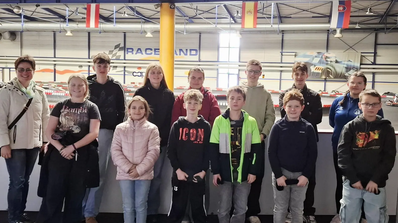 Die Großschönbrunner Ministrantengruppe an der Kartbahn in Wackersdorf. (Bild: Stephanie Lederer)