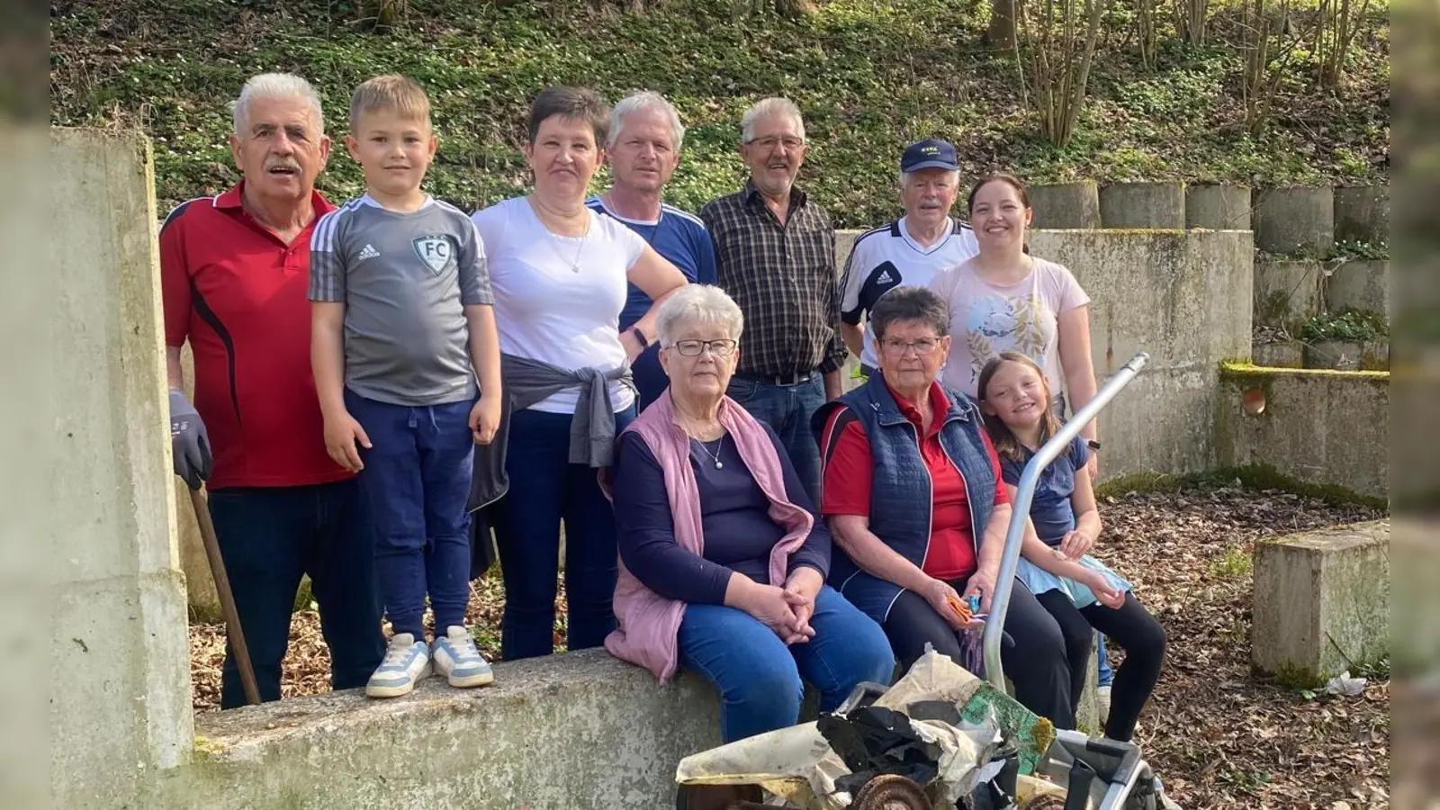 Die Teilnehmer der Aktion mit ihrer Ausbeute auf dem Biberweg. (Bild: Roswitha Pfannenstein)