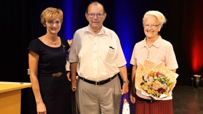 Geschenke gab es für Peter Hausl (Mitte) und seine Frau Brigitta Hausl-Wieschalka (rechts) von Oberin Tatjana Richter (links). (Bild: Hubert Ziegler)