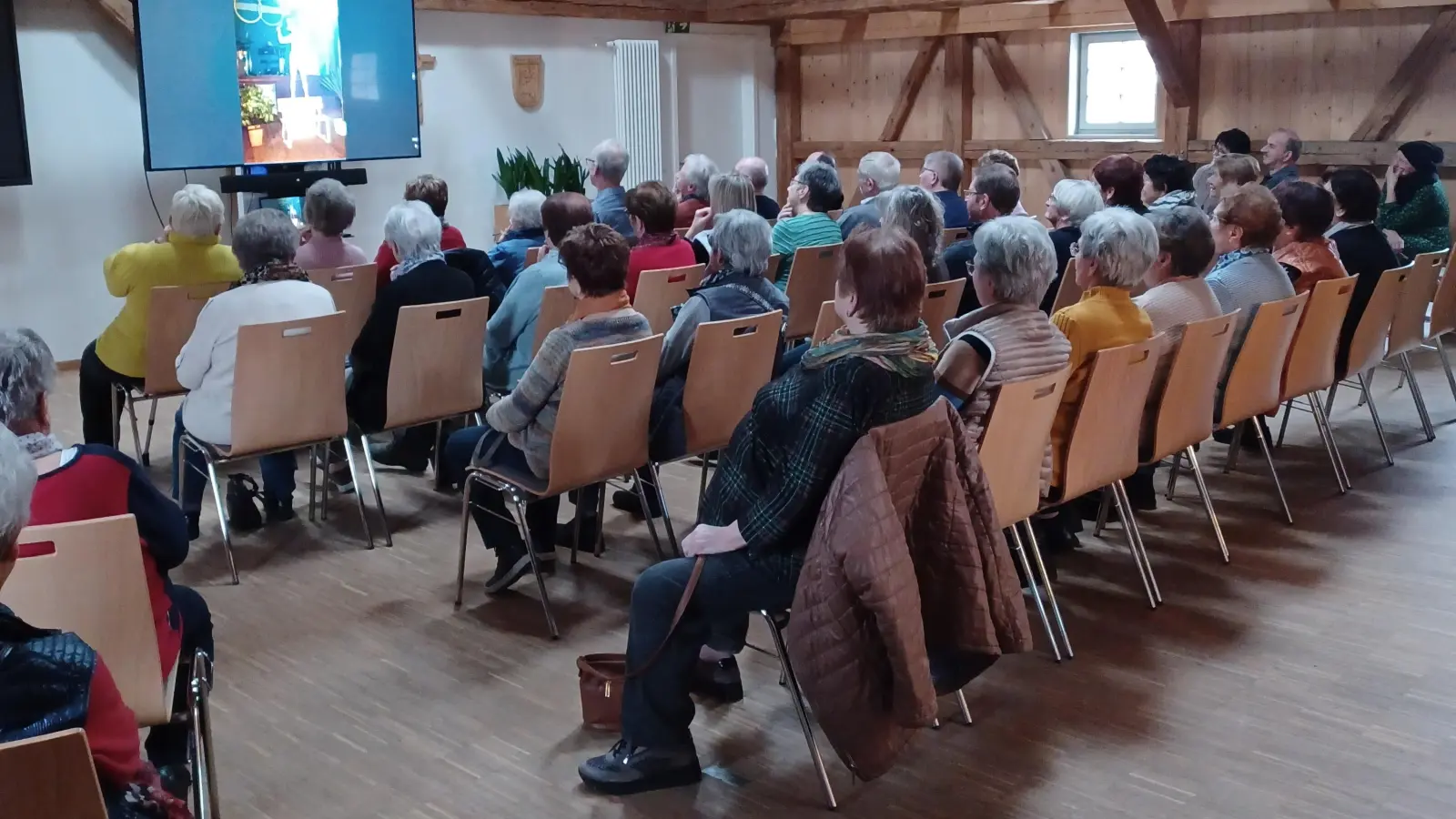 Die Besucher der Sitzweil bei der Bilderschau im Ratssaal. (Bild: Inge Härtl)