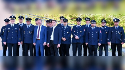 Im Rahmen des Florianstages verabschieden die Kommandanten der Gemeindeteilwehren Freudenbergs und die Landkreisführungskräfte Bürgermeister Alwin Märkl (6.v.links)  (Bild: Alfred Schorner)