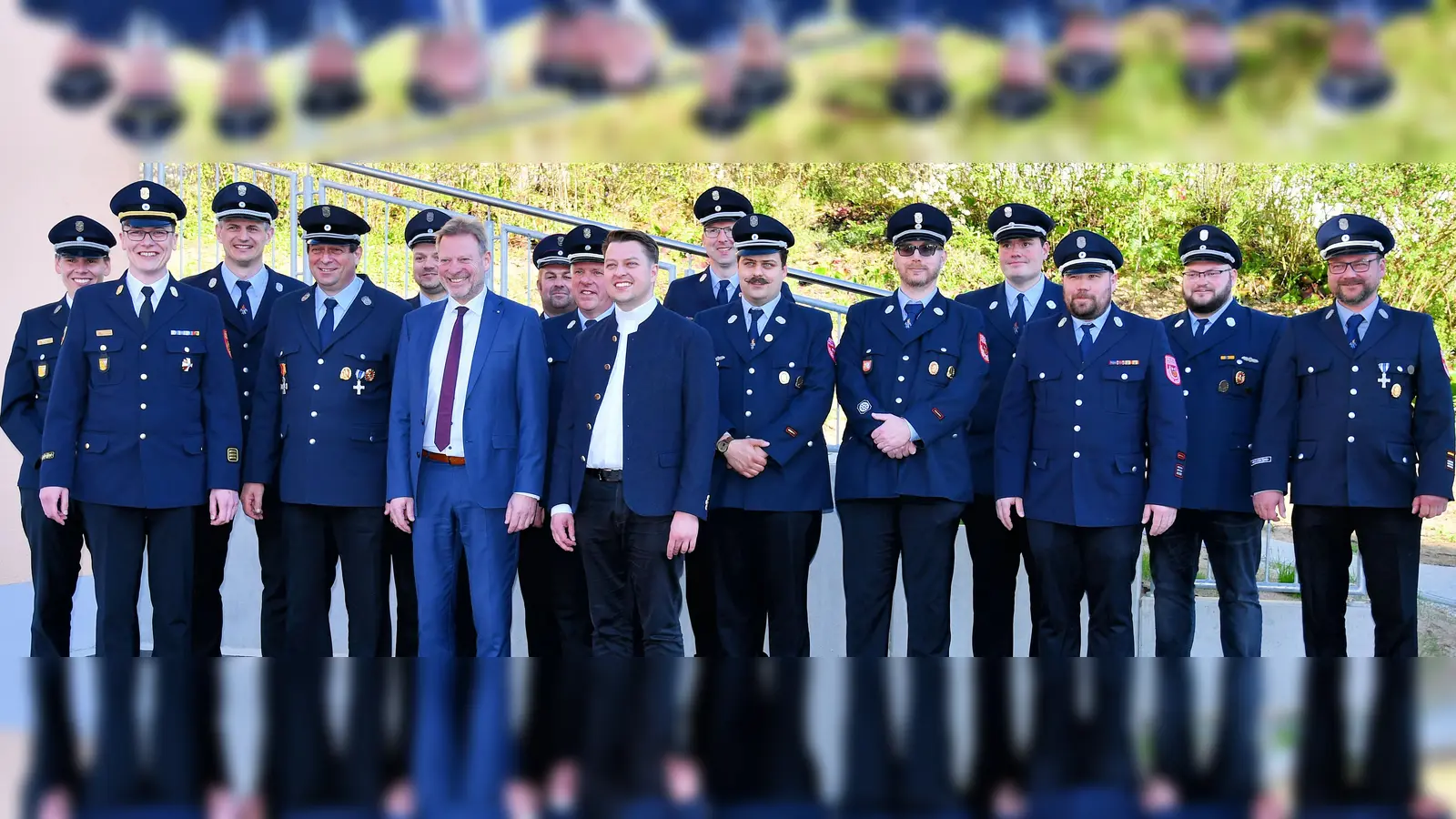 Im Rahmen des Florianstages verabschieden die Kommandanten der Gemeindeteilwehren Freudenbergs und die Landkreisführungskräfte Bürgermeister Alwin Märkl (6.v.links)  (Bild: Alfred Schorner)