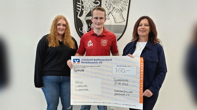 Nico Sommerer (mitte) von den Federballfreunden Waldsassen überreicht Schirmherrin Claudia Grillmeier (rechts) und Landratsamt-Mitarbeiterin Lena Schedl (links) die Spende in Höhe von 700 €. (Bild: Fabian Polster )