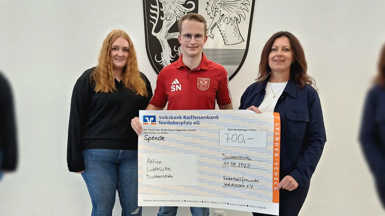 Nico Sommerer (mitte) von den Federballfreunden Waldsassen überreicht Schirmherrin Claudia Grillmeier (rechts) und Landratsamt-Mitarbeiterin Lena Schedl (links) die Spende in Höhe von 700 €. (Bild: Fabian Polster )