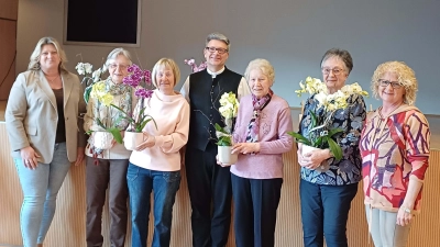 Die Geehrten (jeweils mit Blumen) bei der Jahreshauptversammlung des KDFB St. Konrad mit Kerstin Aufschneider (stellv. Diözesanvorsitzende), Michael Jakob (Pfarrer) und Monika Peter (Sprecherin des Vorstandsteams).  (Bild: Karin Birner)