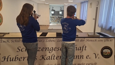 Aus zehn Metern schossen auch Mitglieder des Hirschauer Musikzugs auf die Ostereier. Die Traditionsveranstaltung in Kaltenbrunn ist immer ein besonderes Ereignis. (Bild: Siegfried Bock )