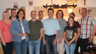 Die neugewählte Vorstandschaft des HvO Fördervereins in Tiefenbach mit Bürgermeister Martin Holler (2. v. links).<br> (Bild: Susanne Holler)