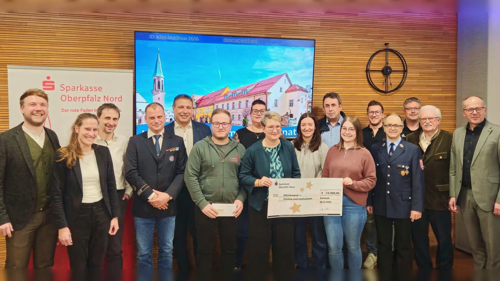 Bürgermeister Roman Schäffler (rechts), Peter Ferber, Michaela Rach und Markus Dötterl (Filialleiter) übergaben insgesamt 10.000 Euro an zwölf Vereine aus dem Kemnather Land. (Bild: Carolin Böckl Verwaltungsgem. Kemnath)