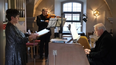 Zu einem einmaligen Hörn- und Kunstgenuss klassischer Kirchenmusik kam es am Sonntag beim Benefizkonzert von Hildegard Zoltziar, Winfried Siller und Andreas Kunz (Bild von links), alle Weiden. (Bild: Fred Lehner)