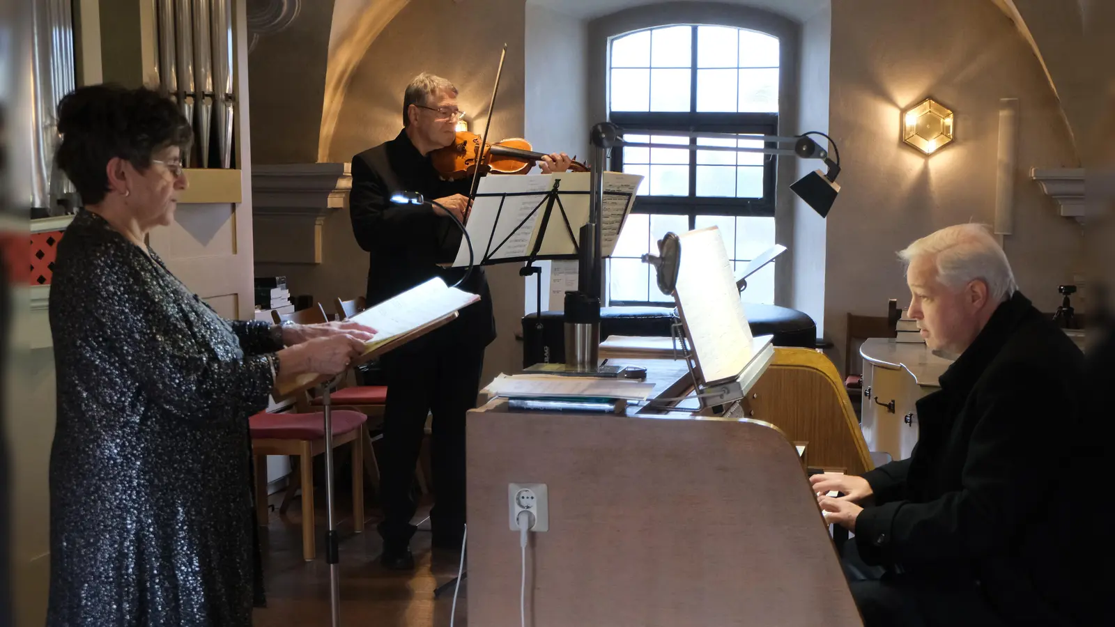 Zu einem einmaligen Hörn- und Kunstgenuss klassischer Kirchenmusik kam es am Sonntag beim Benefizkonzert von Hildegard Zoltziar, Winfried Siller und Andreas Kunz (Bild von links), alle Weiden. (Bild: Fred Lehner)