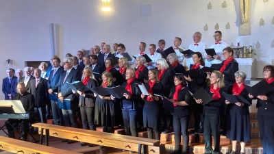 Marienlieder aus verschiedenen Musikepochen zum Rosenkranzmonat Oktober boten der Männerchor St. Barbara aus Schwarzenfeld und das Chorensemble EverySing in der Pfarrkirche St. Konrad in Ammersricht. Dirigent bei beiden Chören war Stefan Wilhelm. (Bild: Eduard Hanauer)