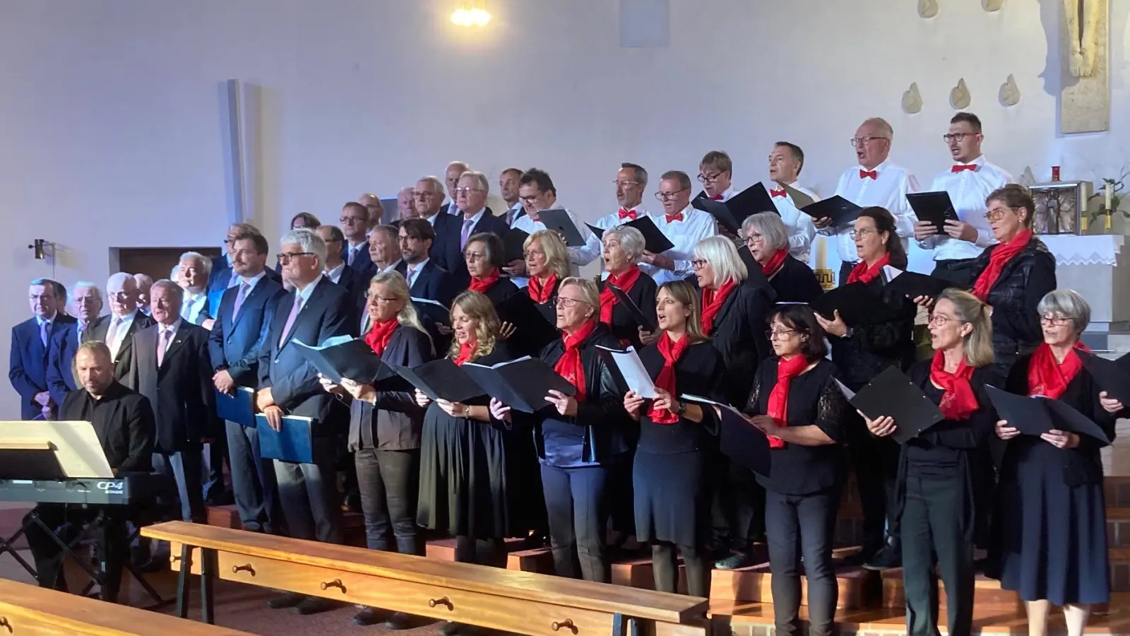Marienlieder aus verschiedenen Musikepochen zum Rosenkranzmonat Oktober boten der Männerchor St. Barbara aus Schwarzenfeld und das Chorensemble EverySing in der Pfarrkirche St. Konrad in Ammersricht. Dirigent bei beiden Chören war Stefan Wilhelm. (Bild: hae)