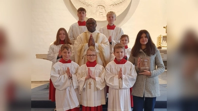 Johannes Pamler, Bastiann Lohmann, Sebastian Zimmermann wurden von Pfarrer Emmanuel feierlich in ihren Dienst eingeführt, Mina Wilfahrt verabschiedet (v.l.n.r.) (Bild: Stephan  Wegerer)