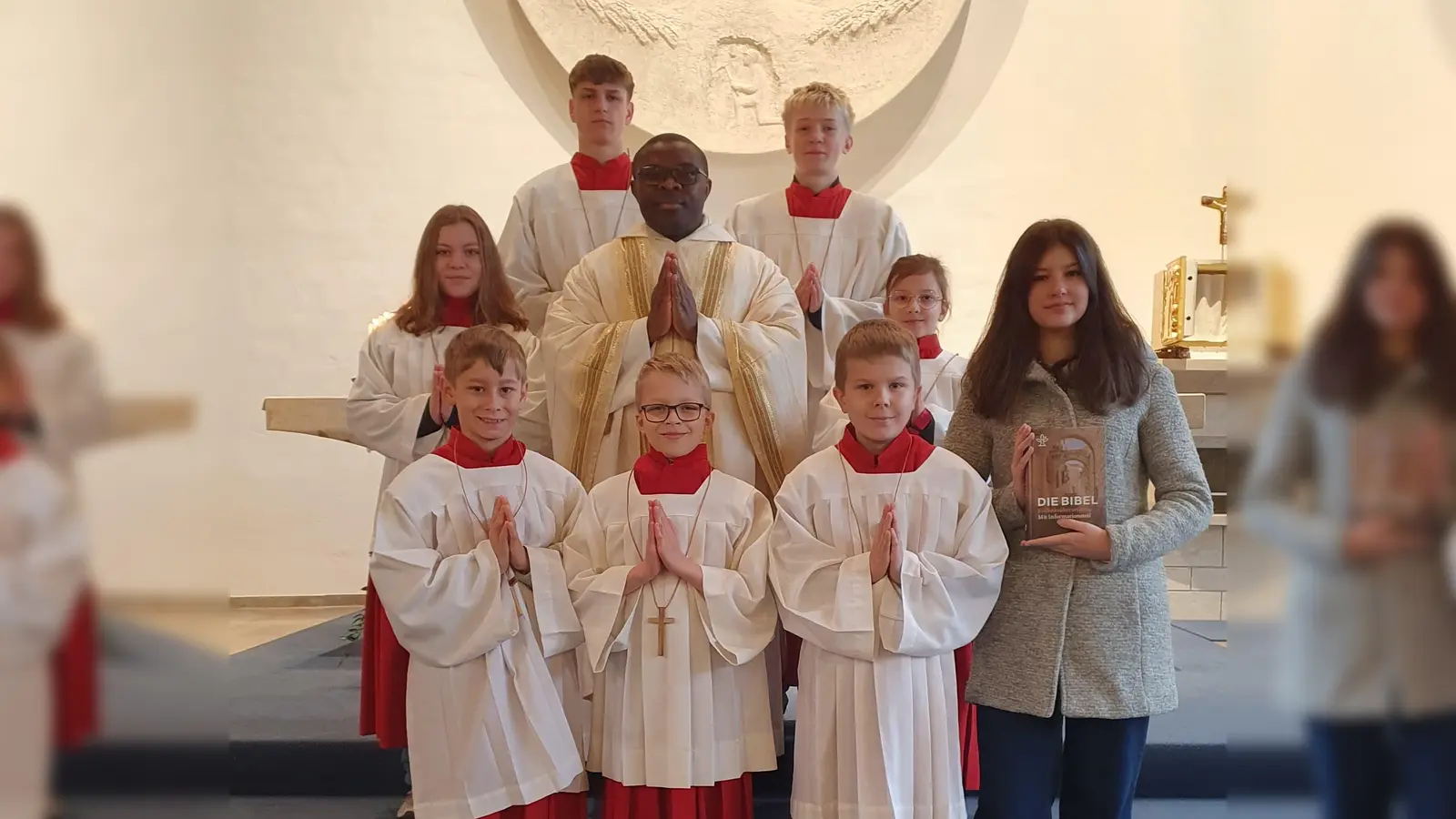 Johannes Pamler, Bastiann Lohmann, Sebastian Zimmermann wurden von Pfarrer Emmanuel feierlich in ihren Dienst eingeführt, Mina Wilfahrt verabschiedet (v.l.n.r.) (Bild: Stephan  Wegerer)