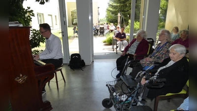 Sebastian Müller beim Klaviervorspiel von Ave Maria. (Bild: Gerlinde Koch)