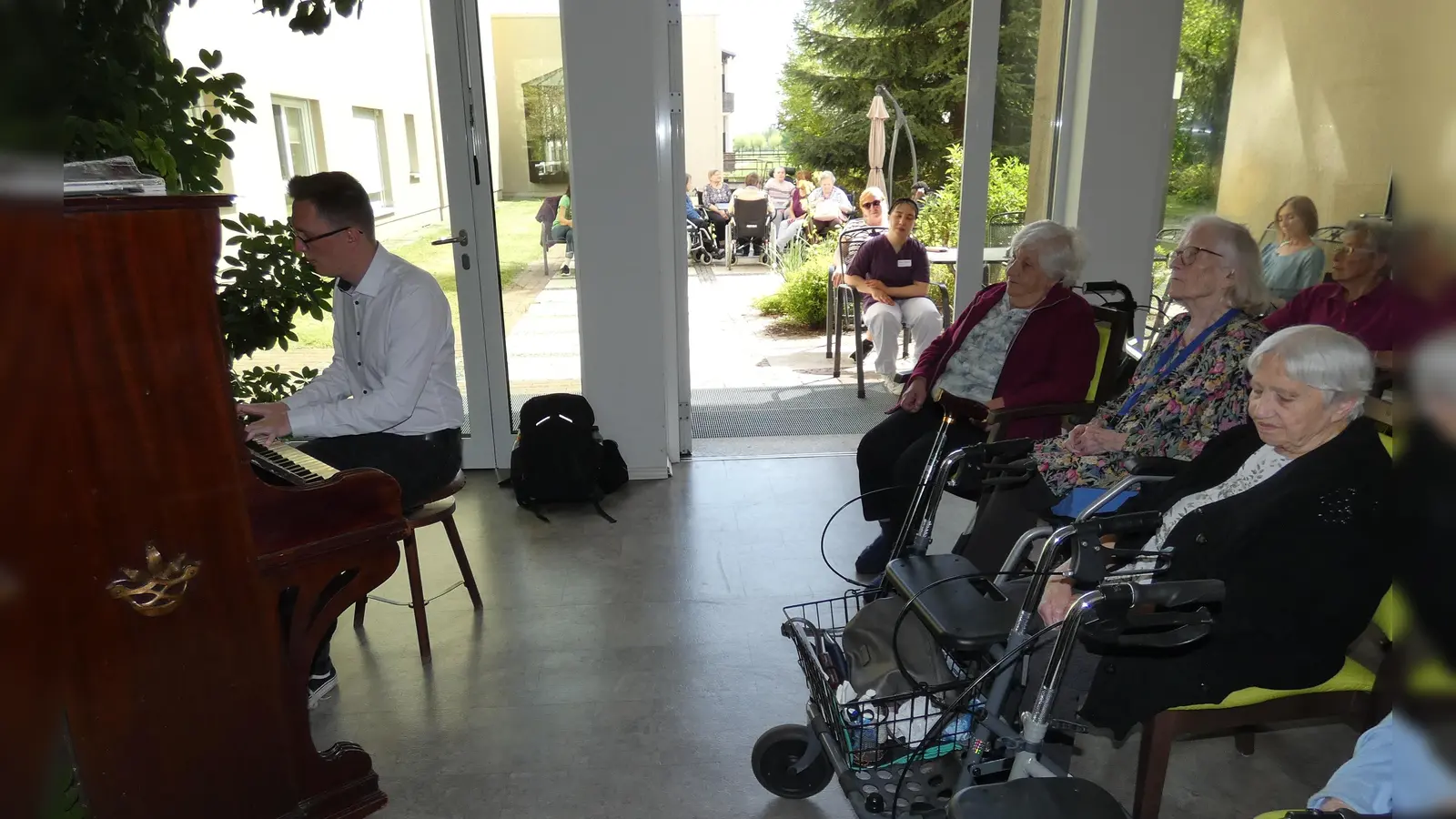 Sebastian Müller beim Klaviervorspiel von Ave Maria. (Bild: Gerlinde Koch)