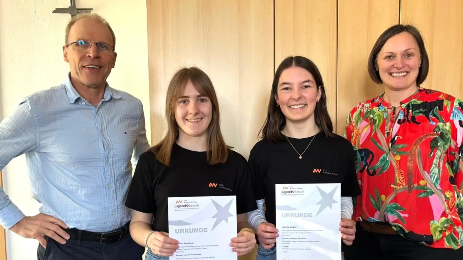 Schulleiter Ludwig Pfeiffer und die Fachschaftsleiterin für Chemie am Ortenburg-Gymnasium, Andrea Klug, freuten sich mit den Preisträgerinnen Johanna Schafbauer und Liselotte Waldherr über den Wettbewerbserfolg bei „Jugend forscht“.  (Bild: Georg Lang)