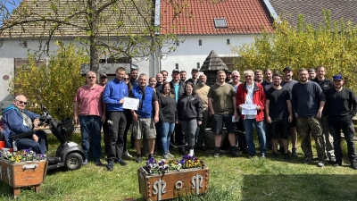 Freudig übergab Max Scholz (Bildmitte) von der Maibaumgemeinschaft jeweils 250 Euro an Johannes Wittmann (links mit Kuvert) vom Siedlerbund und an Klaus Kahler (Bildmitte mit Kuvert) vom OWV Mantel. (Bild: Johann Kneißl)