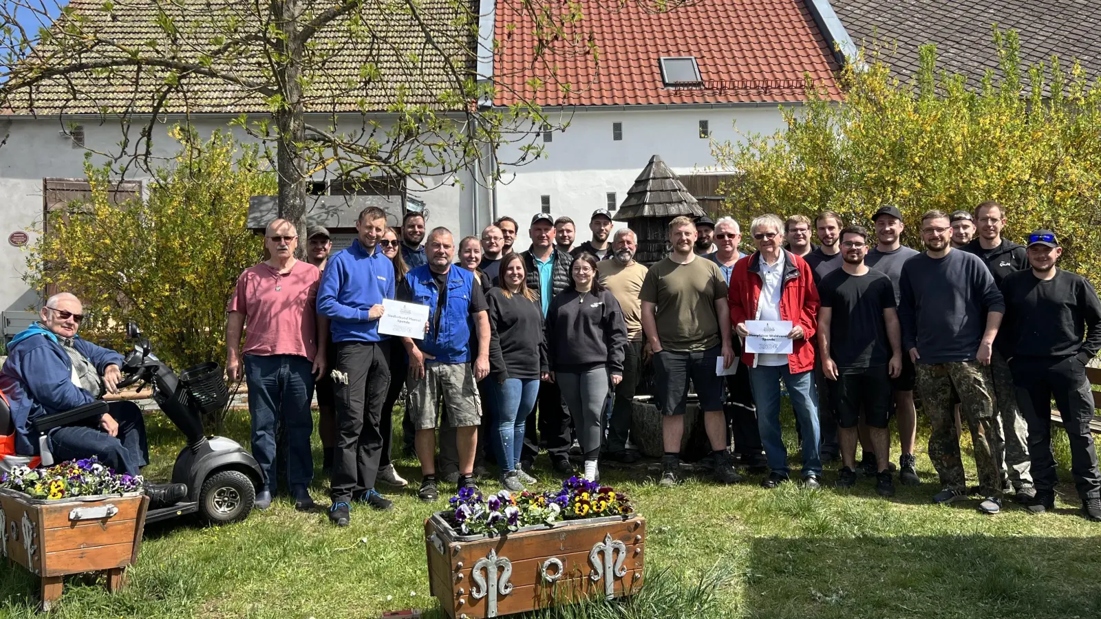 Freudig übergab Max Scholz (Bildmitte) von der Maibaumgemeinschaft jeweils 250 Euro an Johannes Wittmann (links mit Kuvert) vom Siedlerbund und an Klaus Kahler (Bildmitte mit Kuvert) vom OWV Mantel. (Bild: Johann Kneißl)