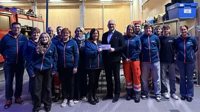 Bürgermeister Richard Kammerer (Mitte rechts) übergab zusammen mit Organisatorin Ulrike Schiller (7. v. links) einen Teil des Erlöses auf dem Neujahrskonzert an die Leiterin des HVO Haidenaabtal Carmen Stubenvoll (mitte links) im Beisein ihrer tüchtigen Mannschaft.  (Bild: Eva Seifried)