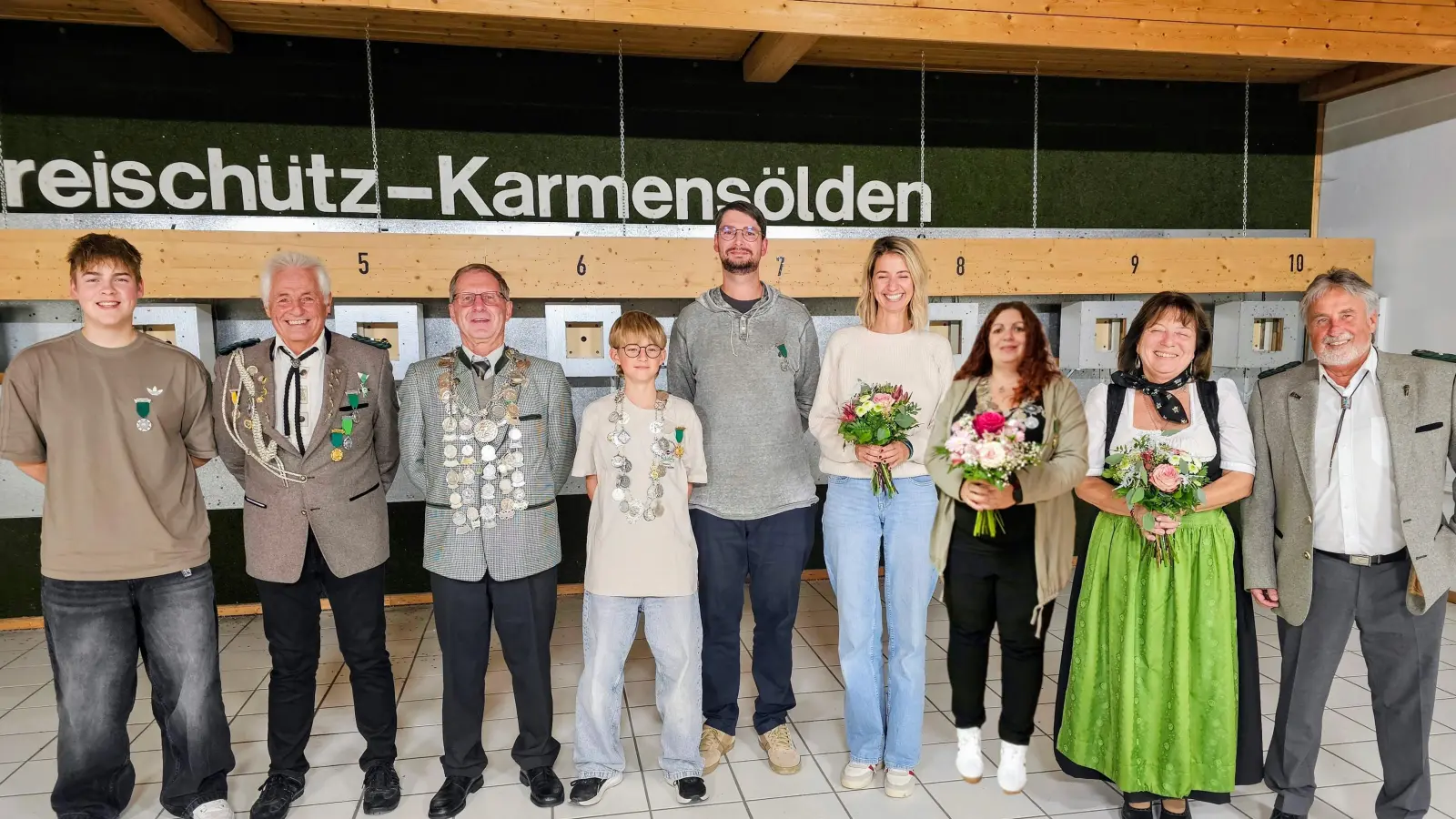 Die neuen Edelleute bei Freischütz Karmensölden (von links): Niklas Bechthold , Schiessleiter Hans Meier, Josef Lotter, Xaver Schuh, Daniel Erras, Lisa Schuh, Sabrina Trösch, Silvia Engel, Schützenmeister Helmut Engel.  (Bild: Rudi Möschl)