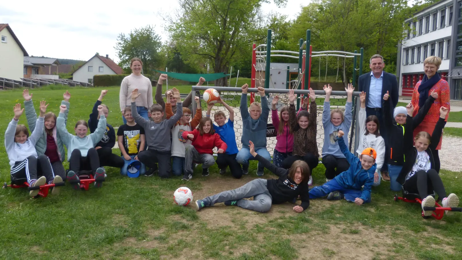 Die Teunzer Grundschüler freuten sich über die Spenden.  (Bild: Brigitte Zimmet)