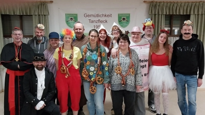 Die Faschingskönigin mit ihren Zofen und prämierten Maskenträgern. (Bild: Karin Ertl)