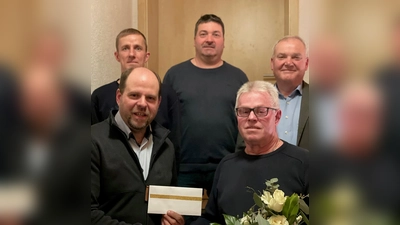 Vorsitzender Rainer Bayer (vorne links) ehrte den langjährigen Wasserwart Waldemar Schedl (vorne rechts) für seine 40-jährige ehrenamtliche Tätigkeit mit einem Gutschein und Blumenstrauß. Im Hintergrund der neue Wasserwart Sven Pöllath (hinten, Erster von links) sowie 2. Vorsitzender Alexander Schraml (Mitte, stehend) und Bürgermeister Günter Kopp. (Bild: Florian Bayer)