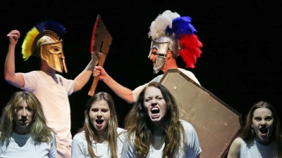 Das Foto zeigt eine Szene aus der Produktion „Ajax“ des AMsembles des Stadttheaters Amberg. (Bild: Bernd Müller)