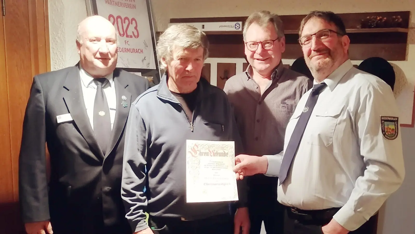 Vorsitzender Josef Straller (r.) ernennt Horst Fleischmann (2.v.l.) zum Ehrenmitglied. Mit im Bild Kreisvorsitzender Peter Breitschafter (l.) und Bürgermeister Martin Prey. (Bild: Philipp Schlagenhaufer)