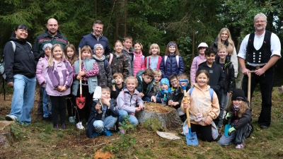Die Klasse 3b der Grundschule Schwarzenfeld pflanzte 60 Bäume im Gemeindewald „Auf der Ruit”. Mit im Bild die Klassenlehrerin, Bürgermeister, Förster und Baumspender Richard Kurz (rechts).  (Bild: Rudi Hirsch )