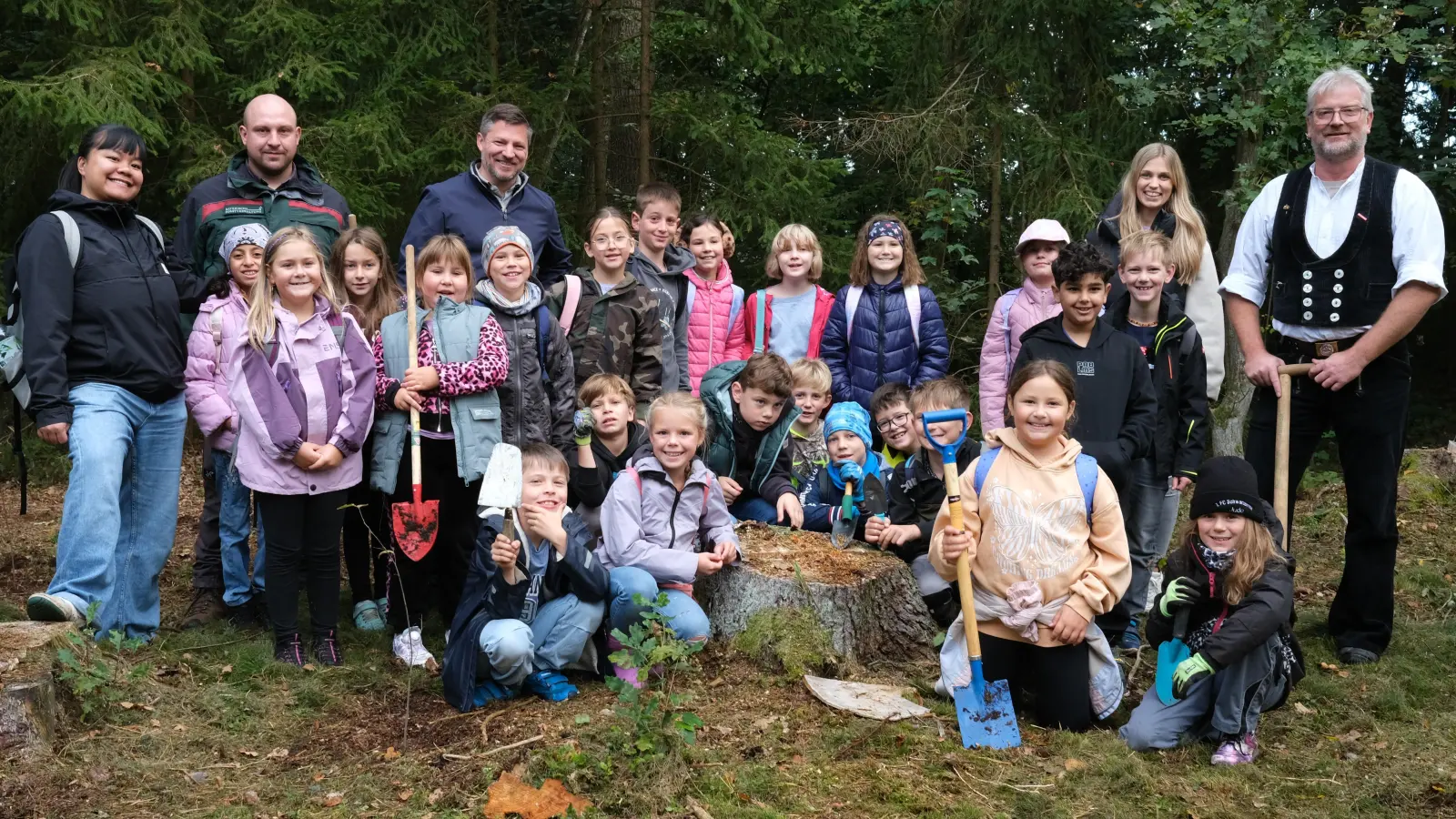 Die Klasse 3b der Grundschule Schwarzenfeld pflanzte 60 Bäume im Gemeindewald „Auf der Ruit”. Mit im Bild die Klassenlehrerin, Bürgermeister, Förster und Baumspender Richard Kurz (rechts).  (Bild: Rudi Hirsch )