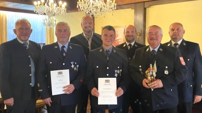 Josef Beck, Konstatin Mehler und Josef Trottmann (vorne von links) wurden für 40 Jahre und 50 Jahre aktive Dienstzeit mit den Feuerwehrehrenzeichen des Freistaates geehrt. (Bild: Michaela Treml)