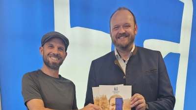 Übergabe Jahresbericht T1, Leiter des T1 Philipp Reich an Landrat Andreas Meier (Bild: Christian Kreil)