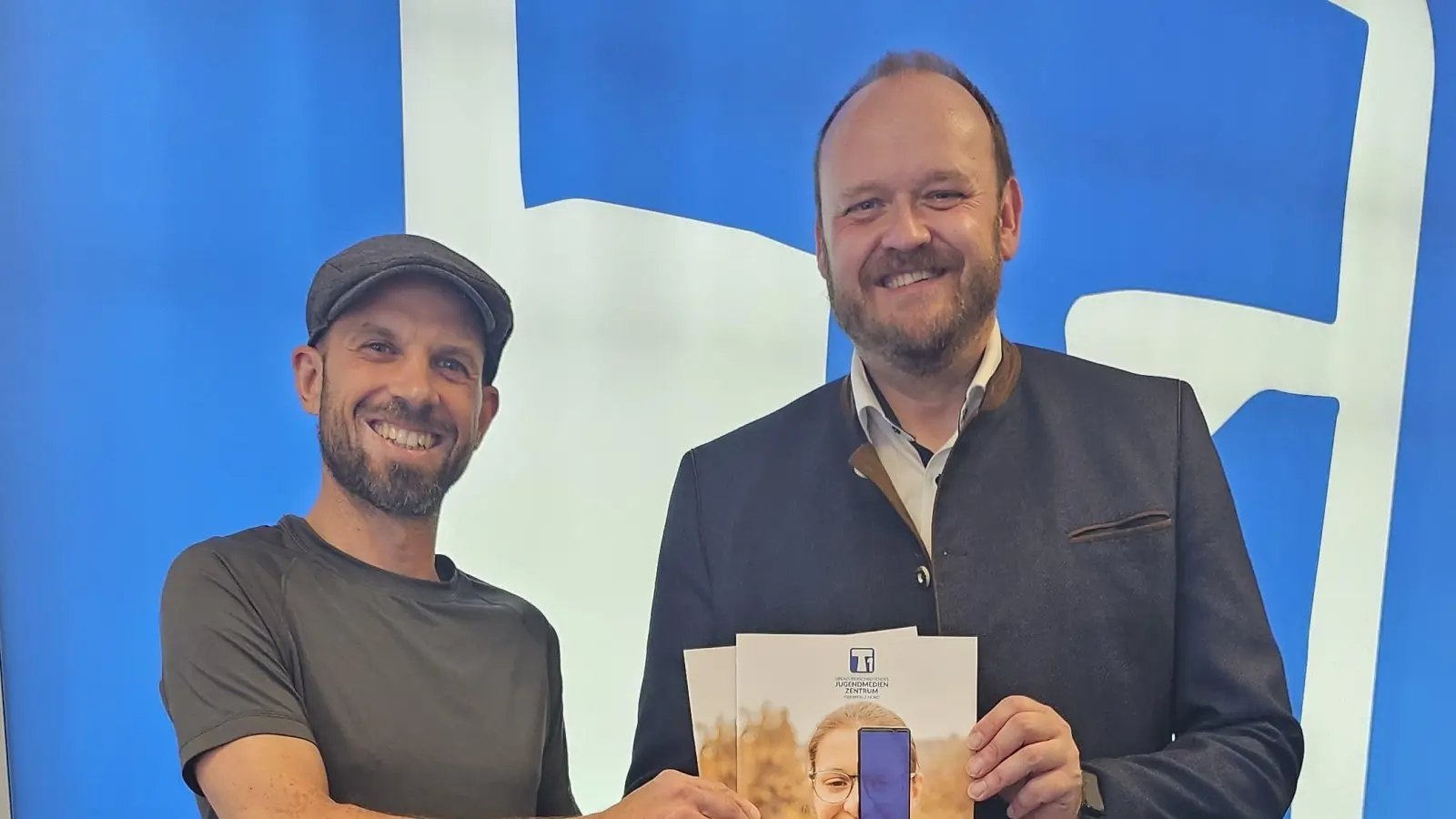 Übergabe Jahresbericht T1, Leiter des T1 Philipp Reich an Landrat Andreas Meier (Bild: Christian Kreil)