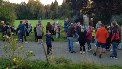 Viele Kinder waren der Einladung des Paschervereins zum Kartoffelfeuer in der Nähe des Grenzübergangs gefolgt.  (Bild: Ludwig Höcherl)