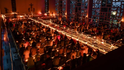 Nach der Segnung des Osterfeuers in der voll besetzten Pfarrkirche. (Bild: Julian Probst )