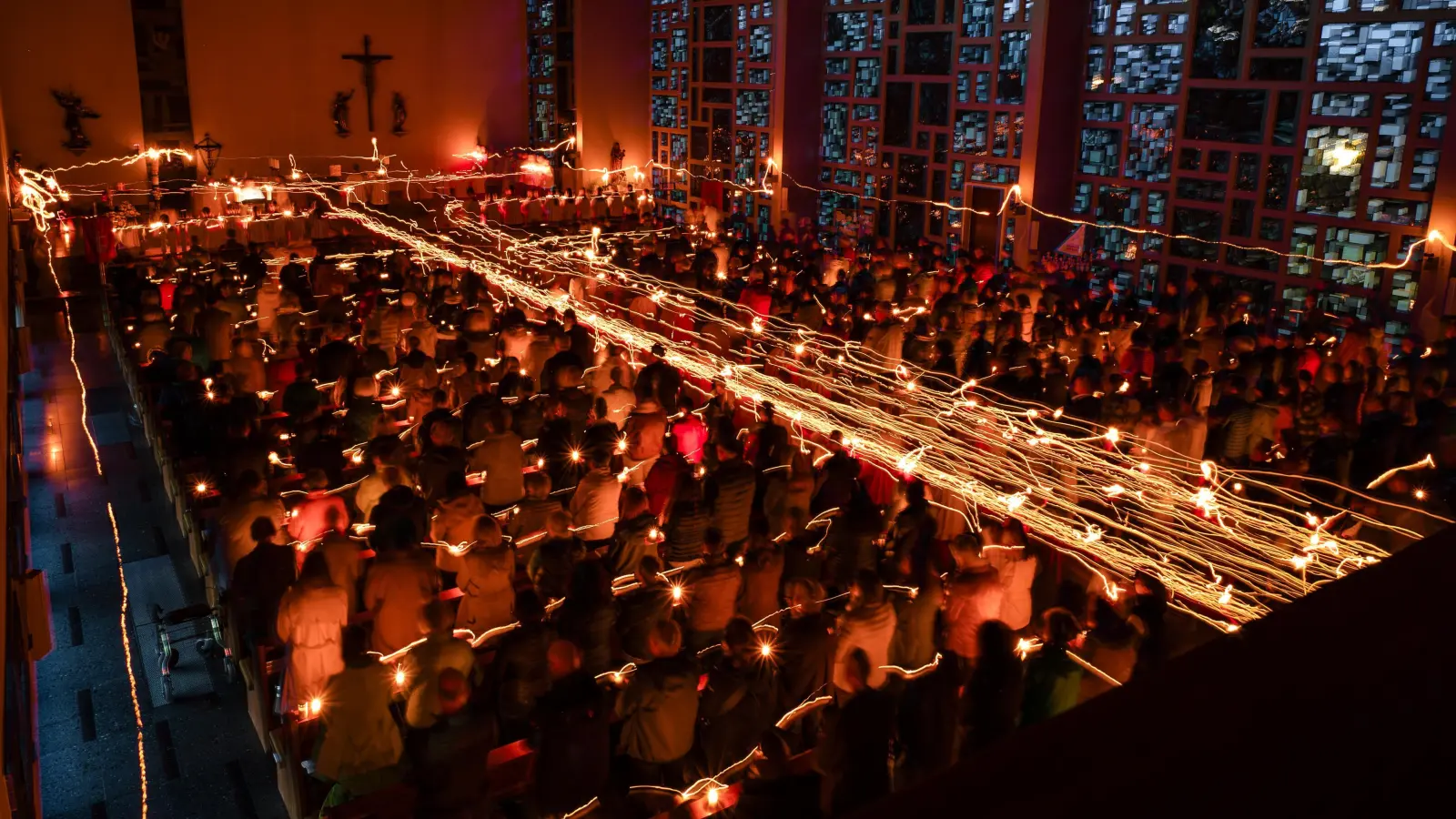 Nach der Segnung des Osterfeuers in der voll besetzten Pfarrkirche. (Bild: Julian Probst )