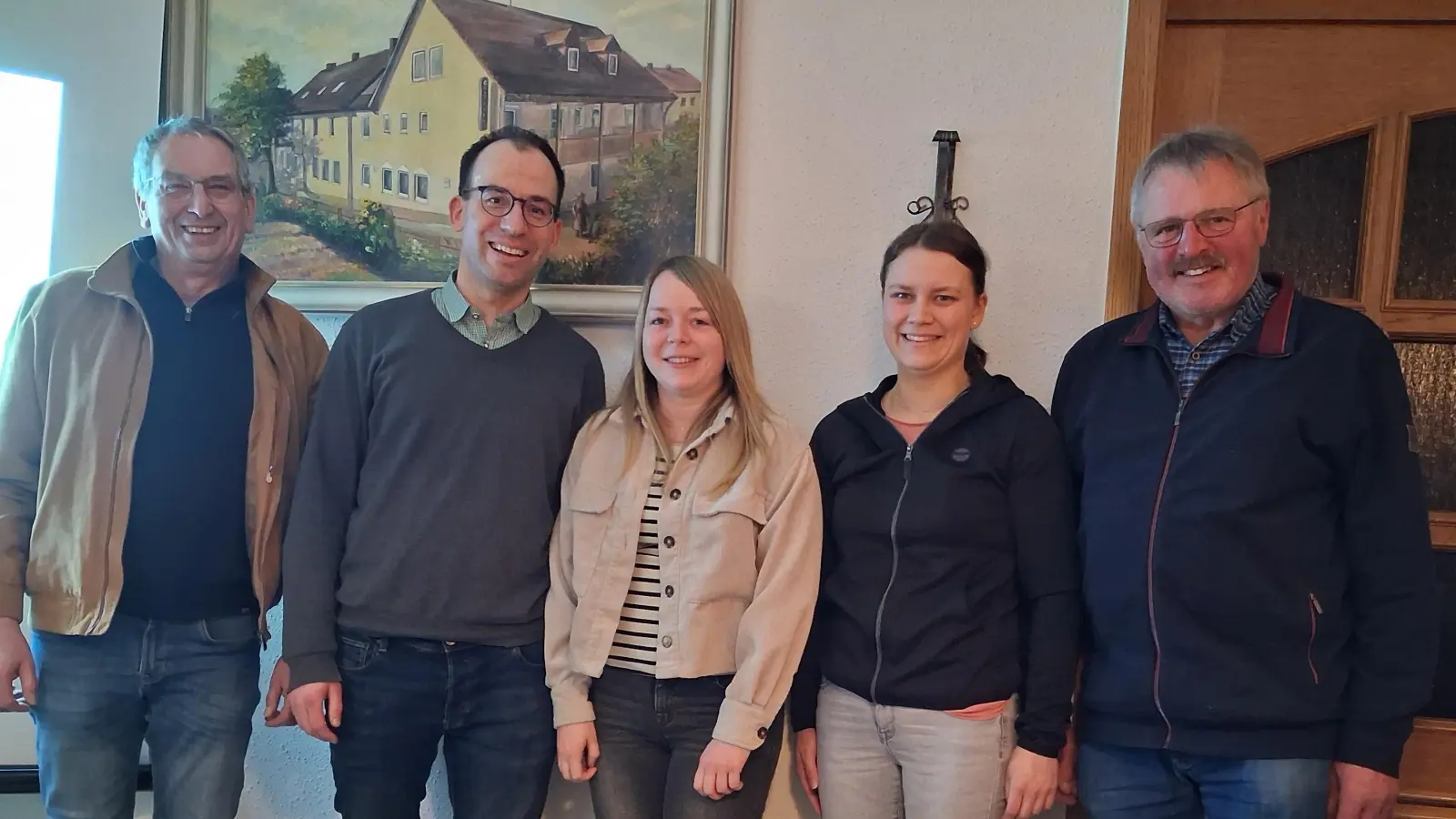 Referentin Lisa Scheck (Mitte), Stadträtin Franziska Braun (4. von links), Peter Kick (stellv. Vorsitzender, ganz links), Florian Meißner (Vorsitzender, 2. von links), Hans Bayerl (stellv. Vorsitzender, ganz rechts). (Bild: Florian Meißner)