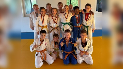 Gruppenfoto der Kämpfer beim Alwin Rauch Pokal (Bild: Manfred Schmid)