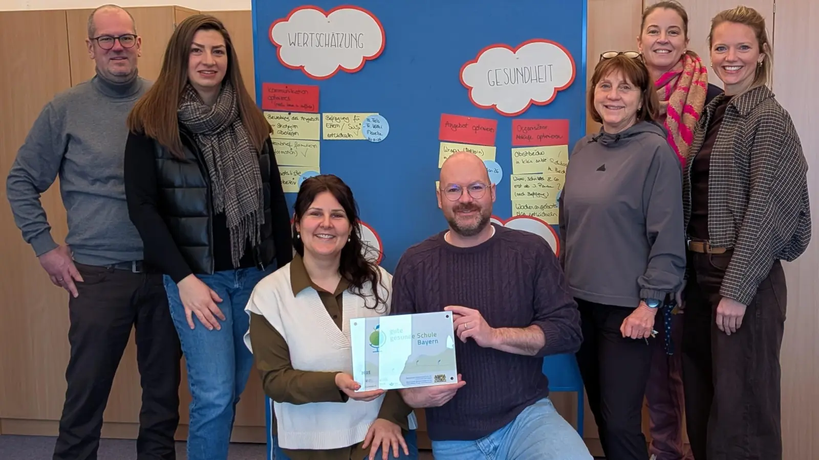 Schulleiter Kilian Graber und die Steuergruppe der Realschule freuen sich über die Auszeichnung (Bild: Valentina Schmid)