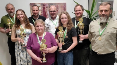 v. l. n. r. <br>Wolfgang Renner (Grünröcke), Swenja Teich (Dorfgemeinschaft Moos 2), Schriftführer Michael Geigenmüller, Rita Werner (Die Fantastischen 4), Bürgermeister Johannes Schmid, Eileen Tauber (Zielsicher mit Fernet), Christian Geigenmüller (BadR), Zweiter Schützenmeister Stefan Lautner. (Dietmar Banasch als zweitbester Schütze ist nicht auf dem Bild.)<br> (Bild: Gerhard Löckler)