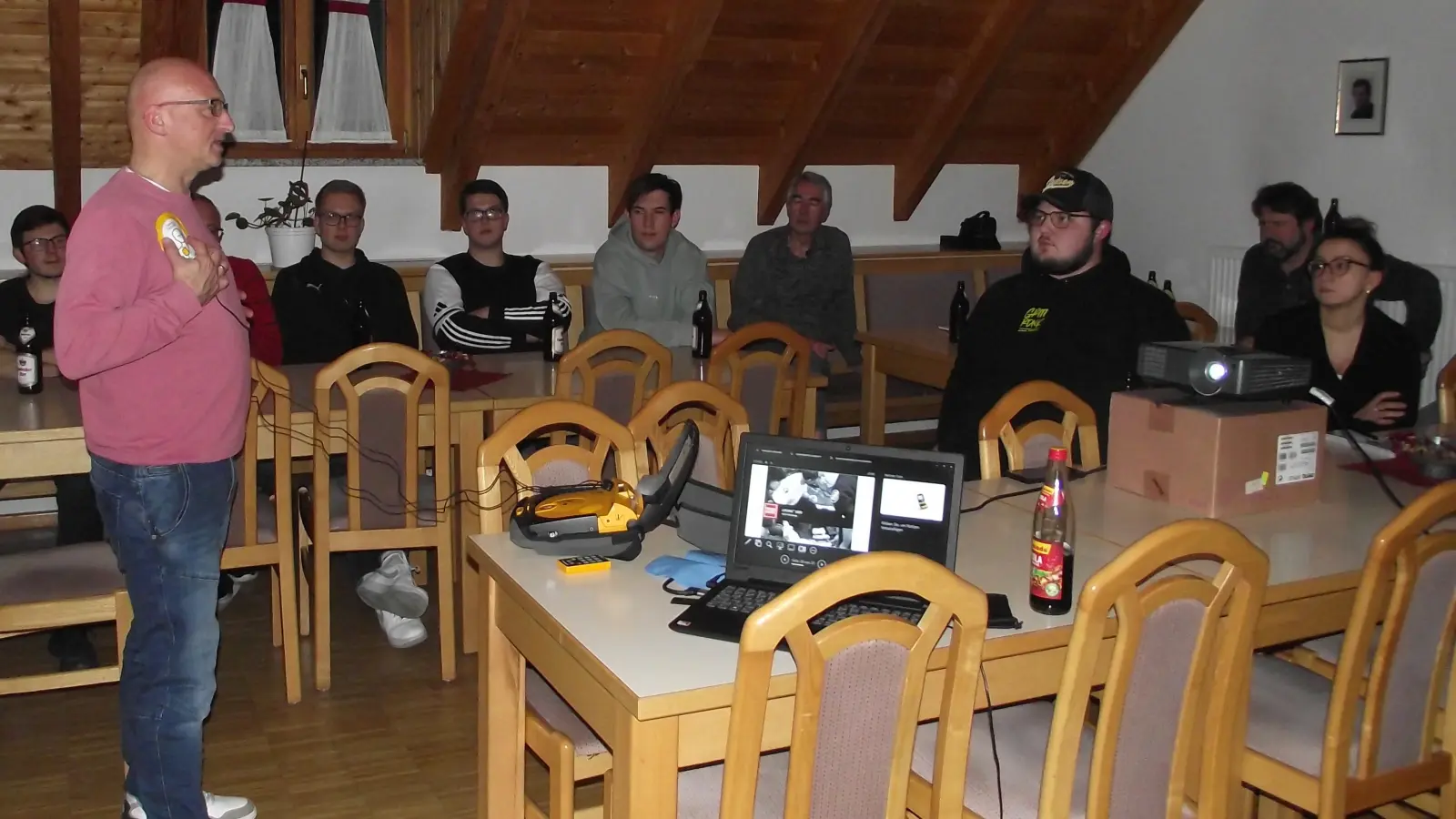 Rettungssanitäter Stefan Diesenbacher vom BRK-Weiden erläuterte den Aktiven der Muglhofer Feuerwehr u.a. die richtige Handhabung eines „Defi“. (Bild: Robert Ronke)