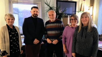 Vorsitzender Ernst Umann (Mitte) blickte nicht nur auf die Veranstaltungen im letzten Jahr zurück, sondern trug Bürgermeister Sebastian Giering (Zweiter von links) in der Jahreshauptversammlung die Anliegen des Oberpfalzvereins vor. Mit im Bild die Vorstandschaft mit Roswitha Jobst, Conny Maier und Andrea Sonnauer (von rechts). (Bild: Andrea Sonnauer)