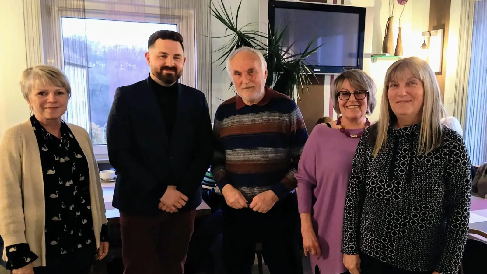 Vorsitzender Ernst Umann (Mitte) blickte nicht nur auf die Veranstaltungen im letzten Jahr zurück, sondern trug Bürgermeister Sebastian Giering (Zweiter von links) in der Jahreshauptversammlung die Anliegen des Oberpfalzvereins vor. Mit im Bild die Vorstandschaft mit Roswitha Jobst, Conny Maier und Andrea Sonnauer (von rechts). (Bild: Andrea Sonnauer)