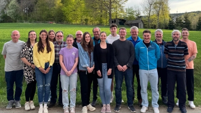 Die gewählte Vorstandschaft mit den neuen Übungsleitern und den aktiven Wettkampfsportlern (Bild: Kerstin Mühlhuber)
