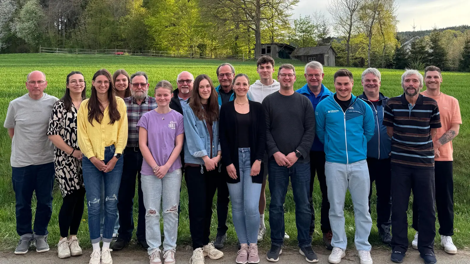 Die gewählte Vorstandschaft mit den neuen Übungsleitern und den aktiven Wettkampfsportlern (Bild: Kerstin Mühlhuber)